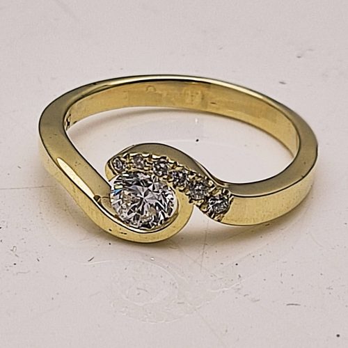 טבעת יהלום עדינה ויפה בזהב צהוב 14 קארט