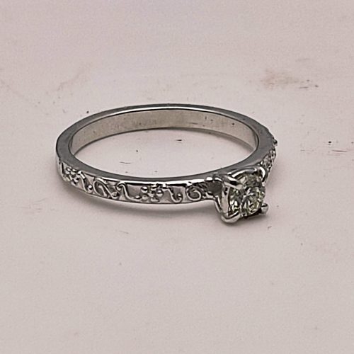 טבעת אירוסין עם יהלומים בזהב לבן בעיצוב אישי